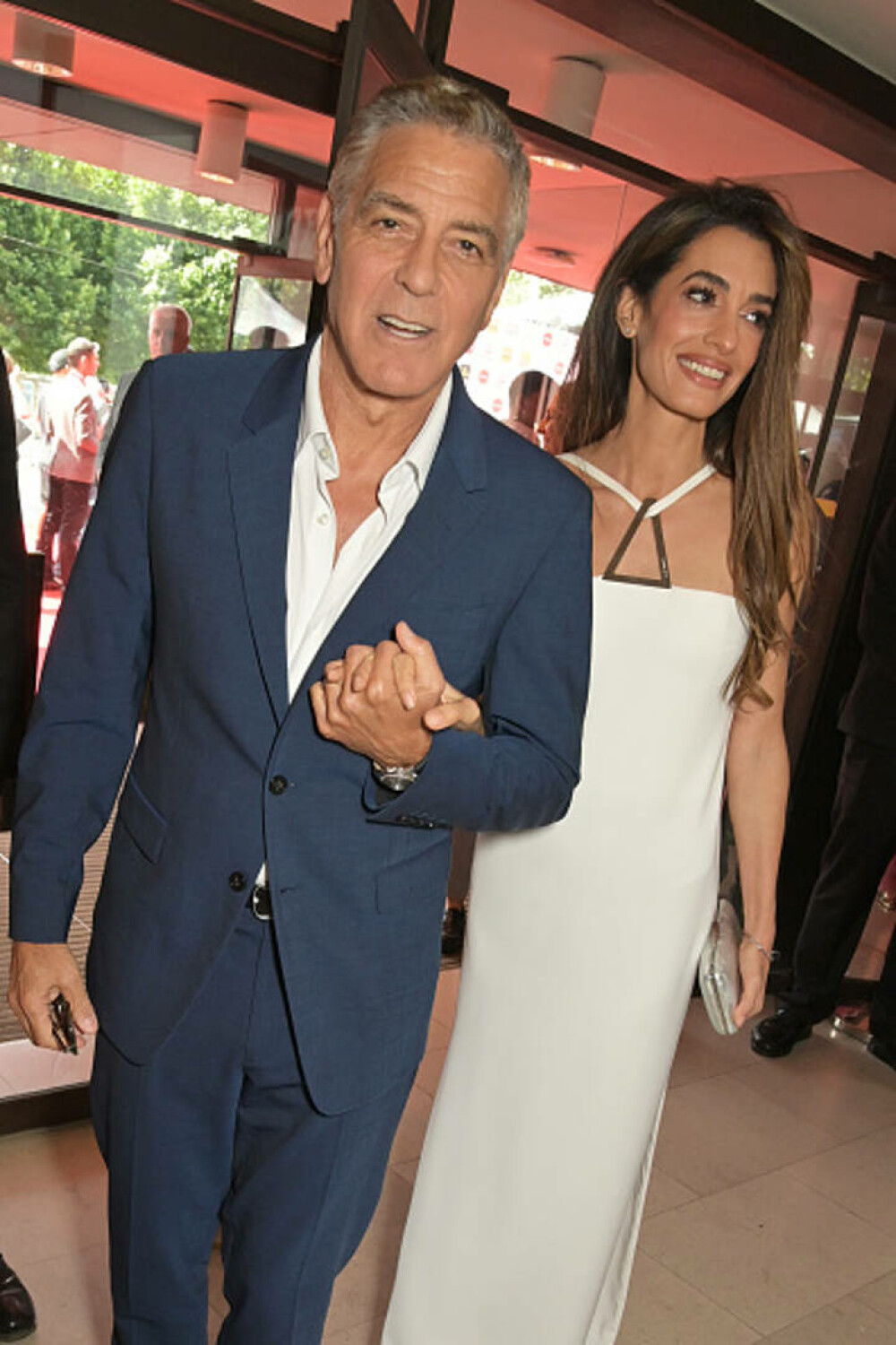 George și Amal Clooney, apariție de senzație pe covorul roșu, în Londra. Actorul de 64 de ani a revenit la părul cărunt. FOTO - Imaginea 10
