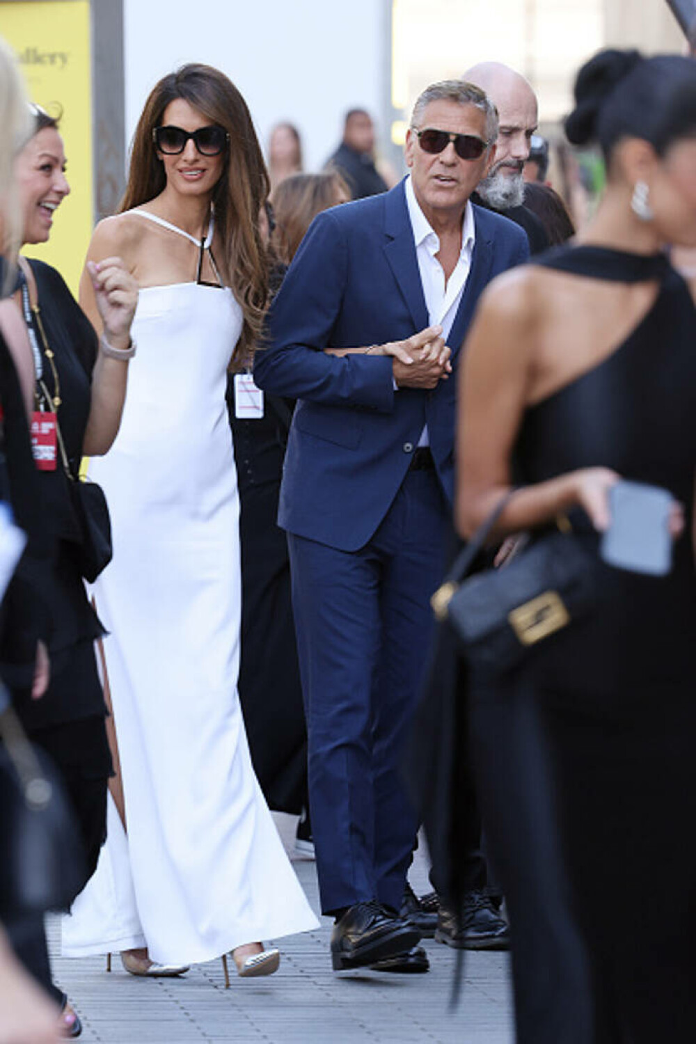 George și Amal Clooney, apariție de senzație pe covorul roșu, în Londra. Actorul de 64 de ani a revenit la părul cărunt. FOTO - Imaginea 11