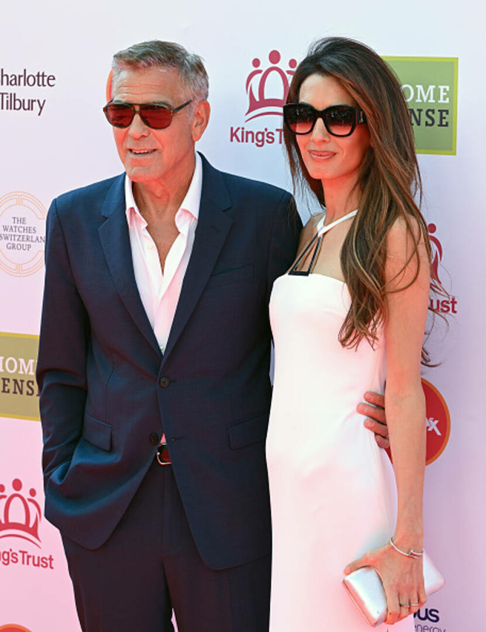 George și Amal Clooney, apariție de senzație pe covorul roșu, în Londra. Actorul de 64 de ani a revenit la părul cărunt. FOTO - Imaginea 13