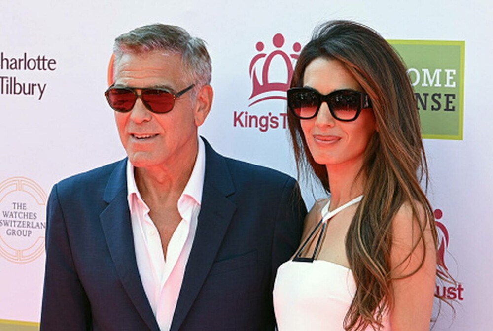 George și Amal Clooney, apariție de senzație pe covorul roșu, în Londra. Actorul de 64 de ani a revenit la părul cărunt. FOTO - Imaginea 14