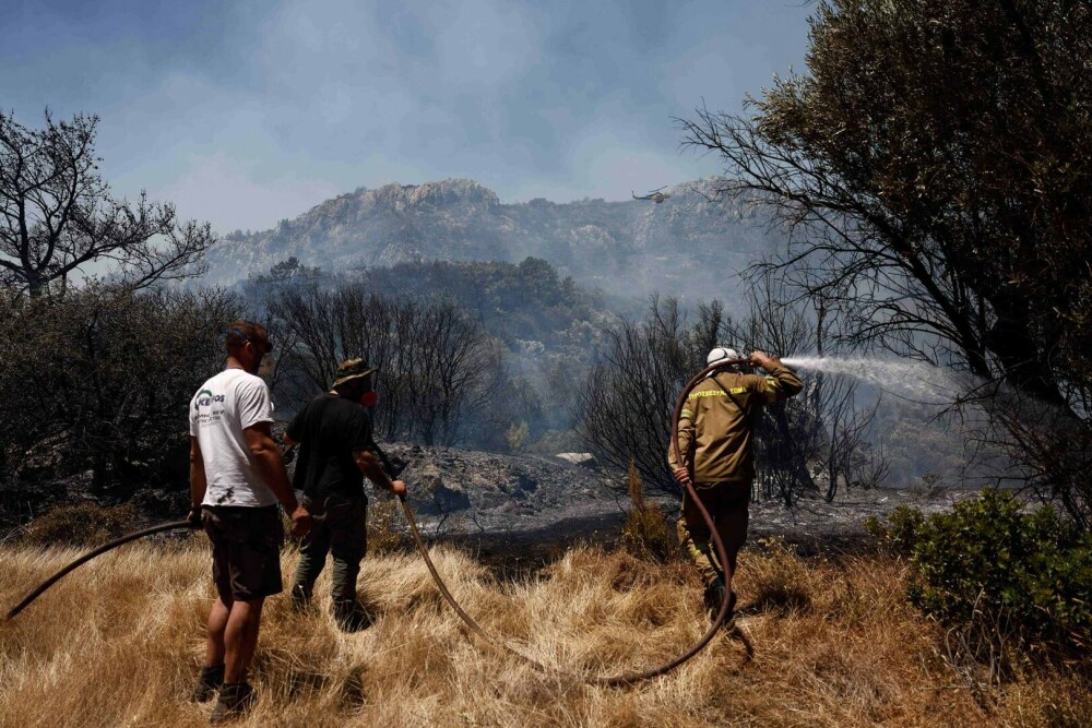 Incendii violente de vegetație devastează sudul Atenei. Riscul de izbucnire a noi focare rămâne ridicat. GALERIE FOTO - Imaginea 5