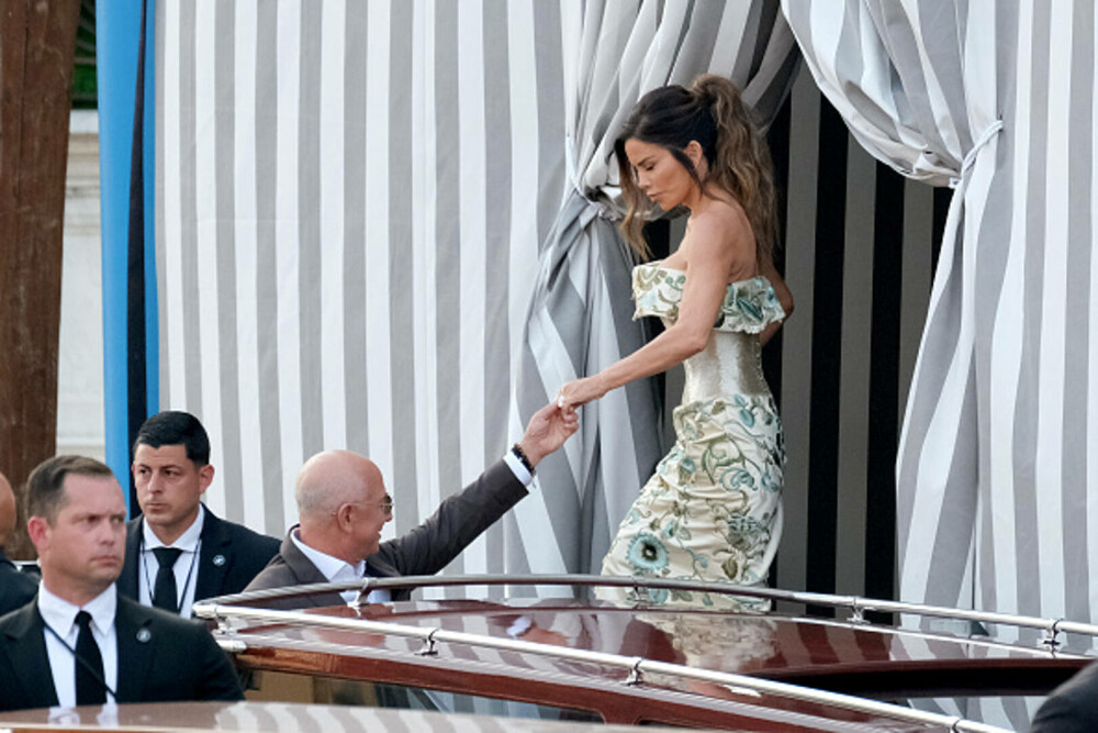 Una dintre cele 27 de rochii de designer ale lui Lauren Sanchez ar fi fost furată din hotel imediat după nunta cu Jeff Bezos - Imaginea 10