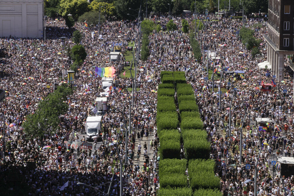 Zeci de mii de oameni l-au sfidat pe Viktor Orban și au participat la marșul Pride din Budapesta | GALERIE FOTO - Imaginea 5