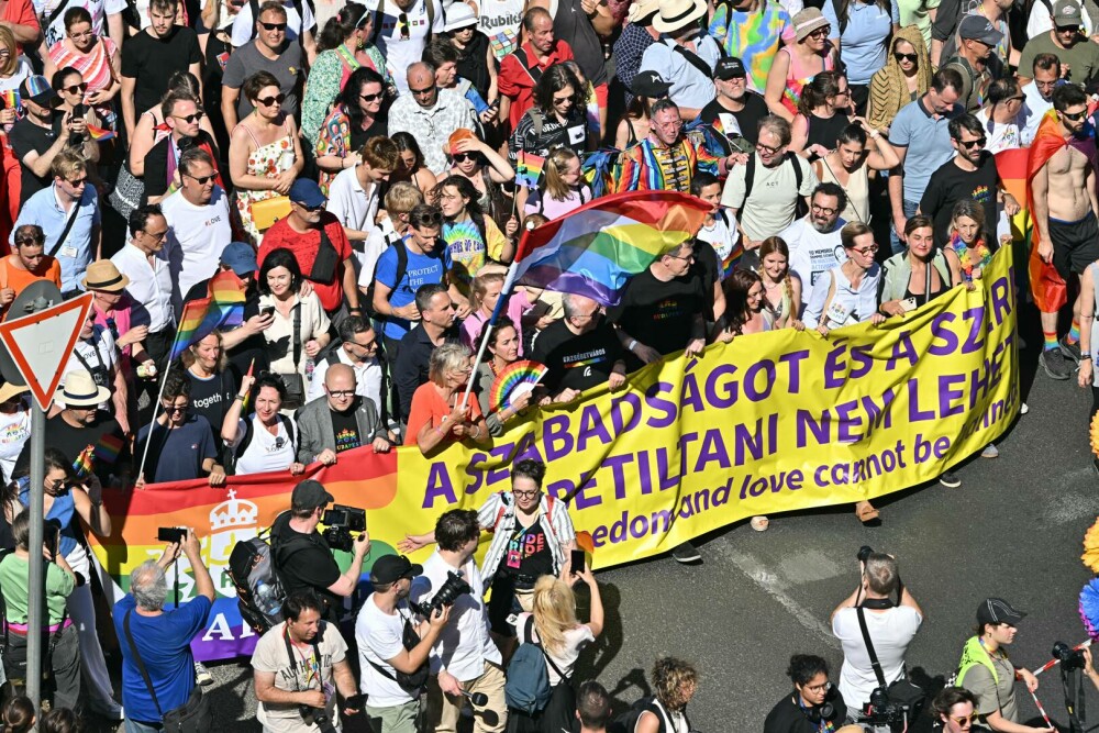 Zeci de mii de oameni l-au sfidat pe Viktor Orban și au participat la marșul Pride din Budapesta | GALERIE FOTO - Imaginea 4