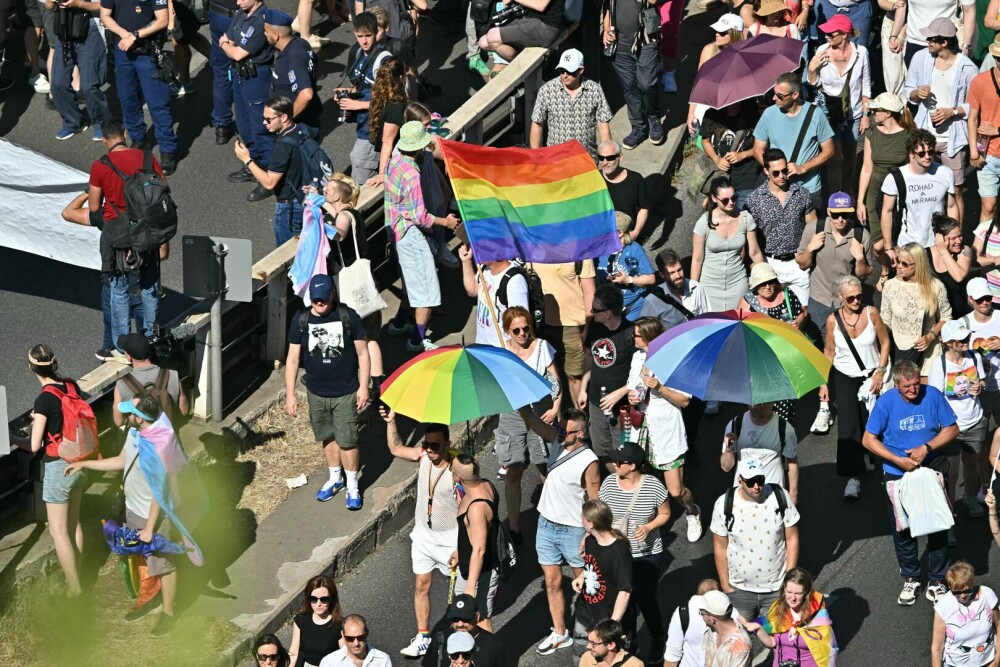 Zeci de mii de oameni l-au sfidat pe Viktor Orban și au participat la marșul Pride din Budapesta | GALERIE FOTO - Imaginea 6