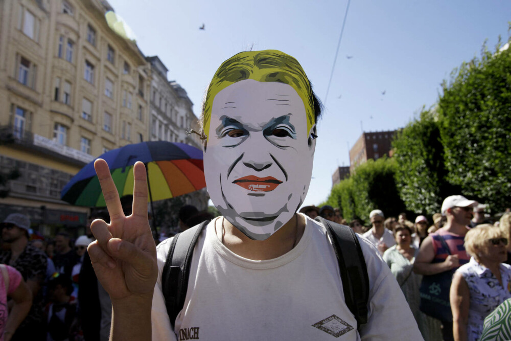 Zeci de mii de oameni l-au sfidat pe Viktor Orban și au participat la marșul Pride din Budapesta | GALERIE FOTO - Imaginea 7