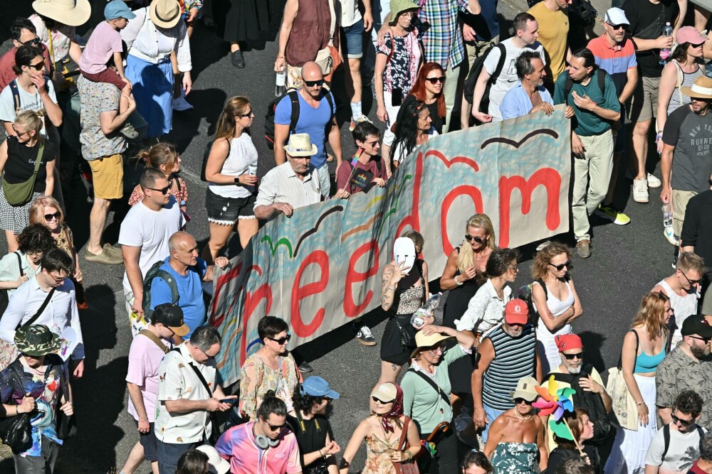 Zeci de mii de oameni l-au sfidat pe Viktor Orban și au participat la marșul Pride din Budapesta | GALERIE FOTO - Imaginea 2