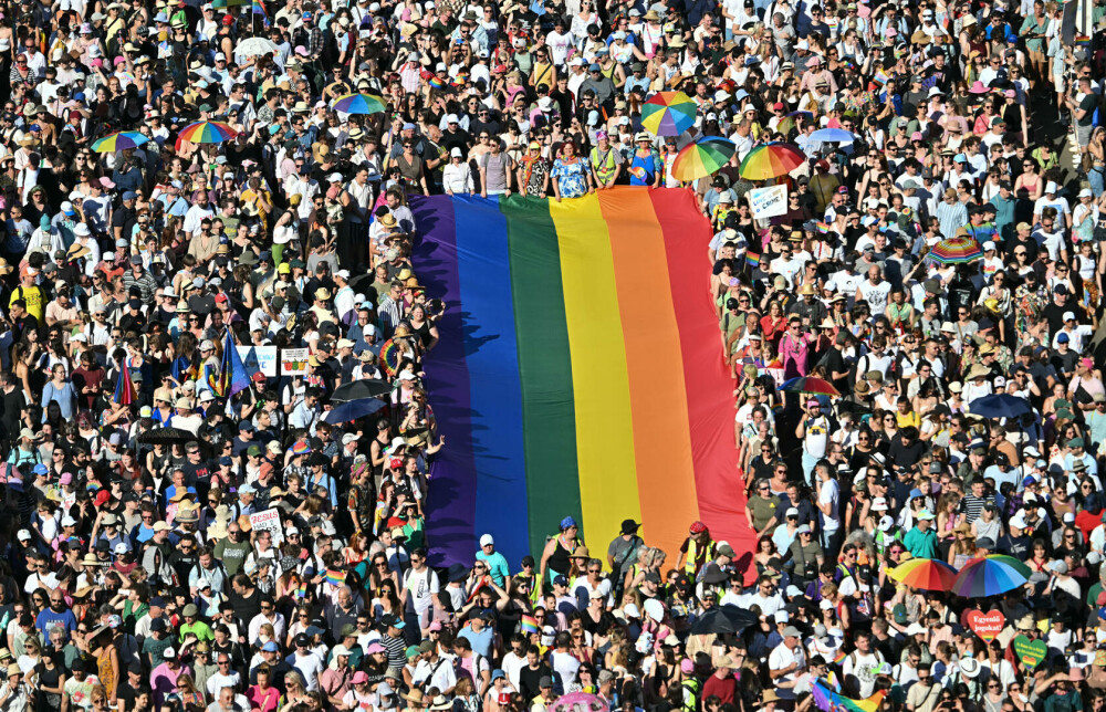 Zeci de mii de oameni l-au sfidat pe Viktor Orban și au participat la marșul Pride din Budapesta | GALERIE FOTO - Imaginea 3