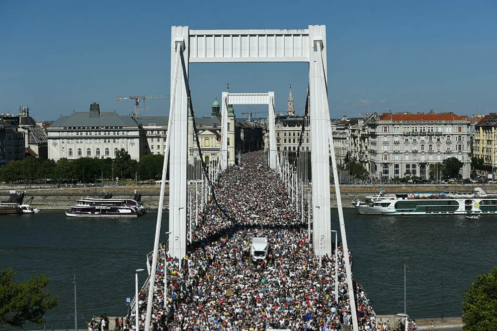 Zeci de mii de oameni l-au sfidat pe Viktor Orban și au participat la marșul Pride din Budapesta | GALERIE FOTO - Imaginea 1