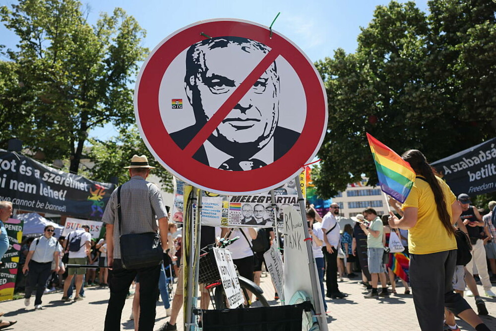 Zeci de mii de oameni l-au sfidat pe Viktor Orban și au participat la marșul Pride din Budapesta | GALERIE FOTO - Imaginea 10