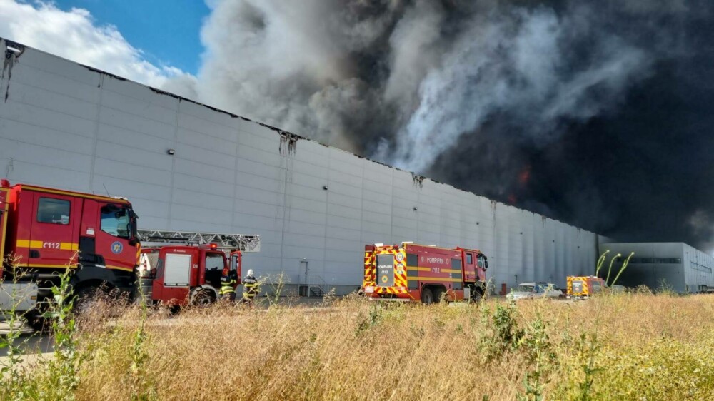 Incendiu violent la un depozit de pe A1, lângă București. A fost emis un mesaj RO-Alert pentru mai multe localități. VIDEO - Imaginea 5