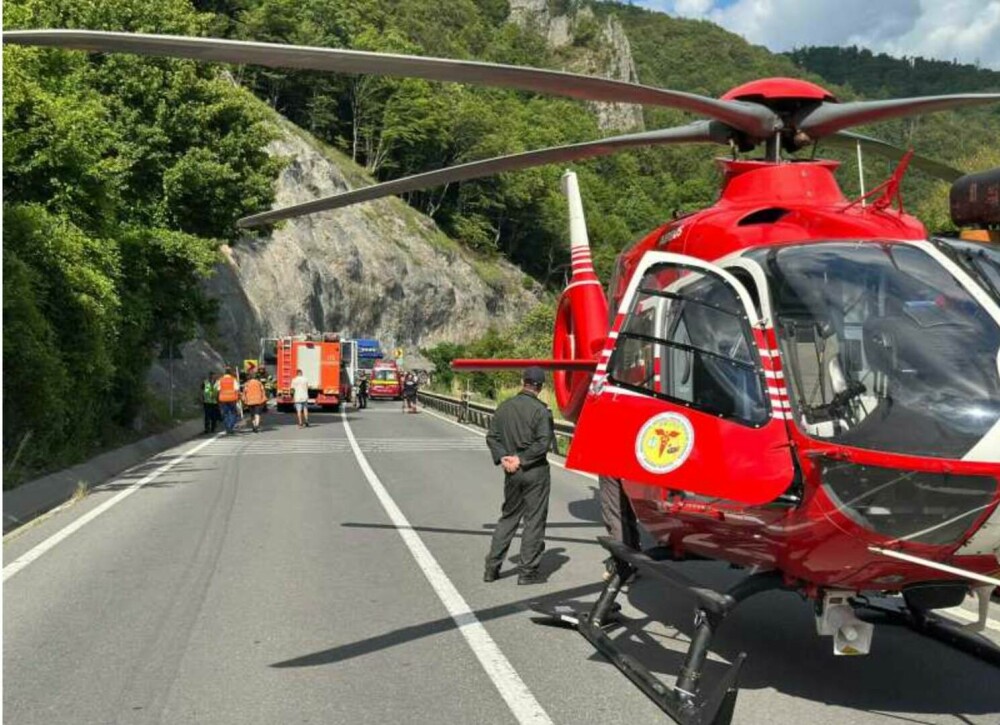 O femeie a decedat în accidentul teribil de pe DN 15, iar o altă victimă a fost preluată de elicopterul SMURD. FOTO - Imaginea 1
