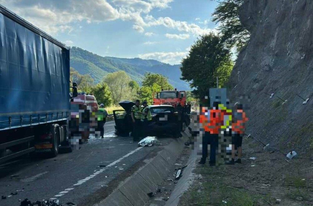 O femeie a decedat în accidentul teribil de pe DN 15, iar o altă victimă a fost preluată de elicopterul SMURD. FOTO - Imaginea 2