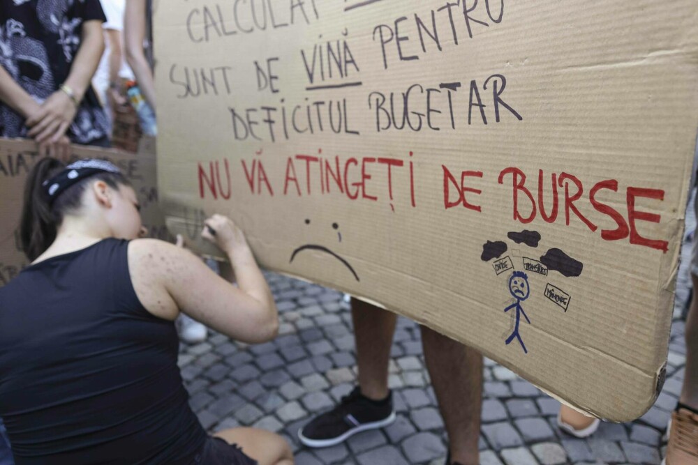 Sute de elevi și studenți au protestat în Piața Victoriei împotriva reducerii burselor. „Nu ne vindeți viitorul