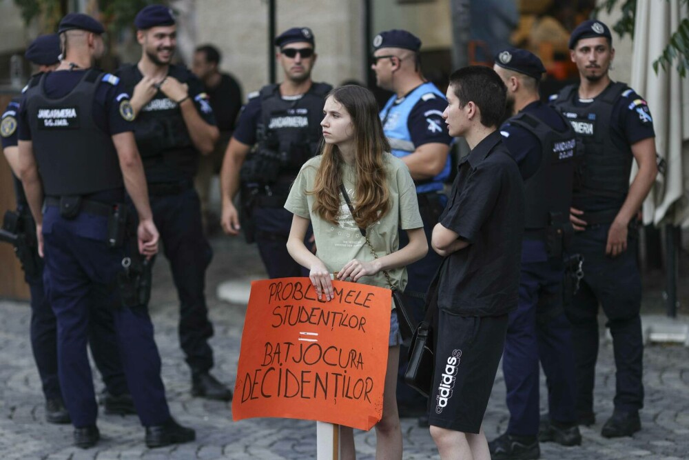 Sute de elevi și studenți au protestat în Piața Victoriei împotriva reducerii burselor. „Nu ne vindeți viitorul