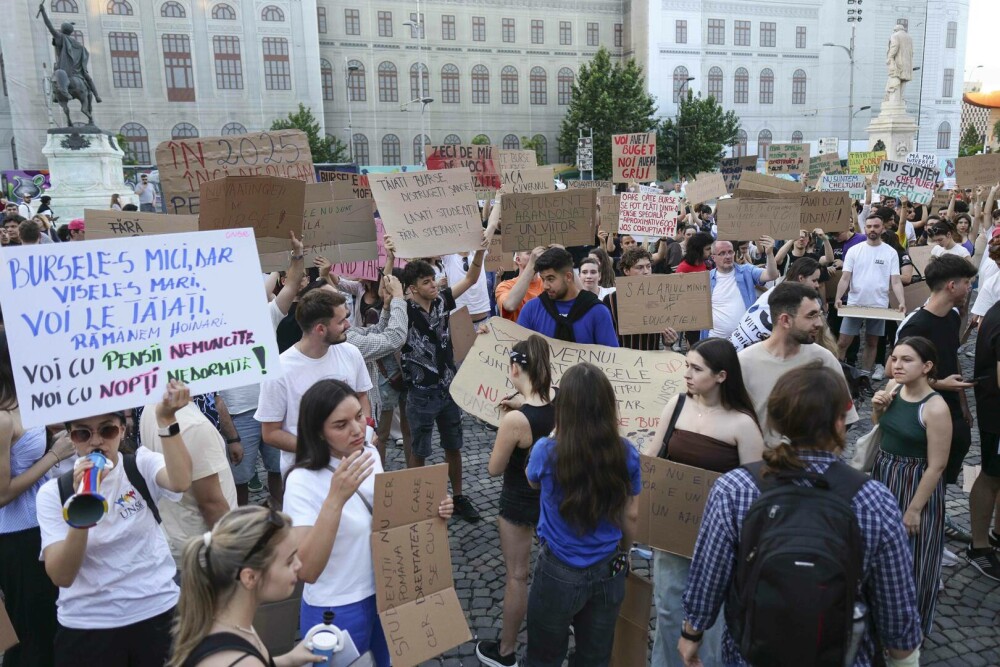 Sute de elevi și studenți au protestat în Piața Victoriei împotriva reducerii burselor. „Nu ne vindeți viitorul