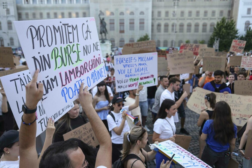 Sute de elevi și studenți au protestat în Piața Victoriei împotriva reducerii burselor. „Nu ne vindeți viitorul