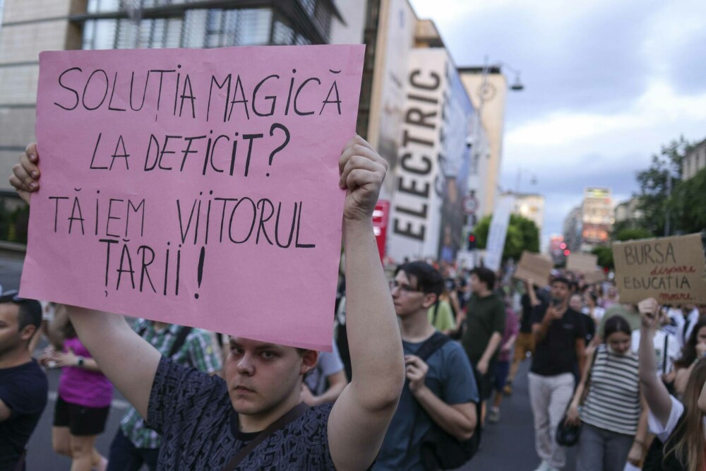 Sute de elevi și studenți au protestat în Piața Victoriei împotriva reducerii burselor. „Nu ne vindeți viitorul