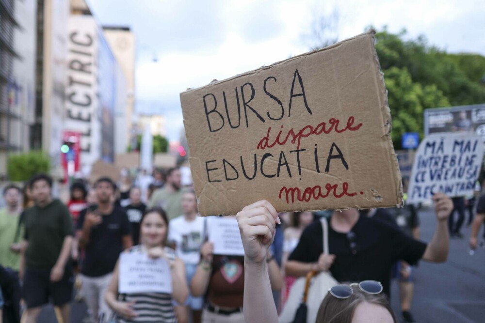 Sute de elevi și studenți au protestat în Piața Victoriei împotriva reducerii burselor. „Nu ne vindeți viitorul