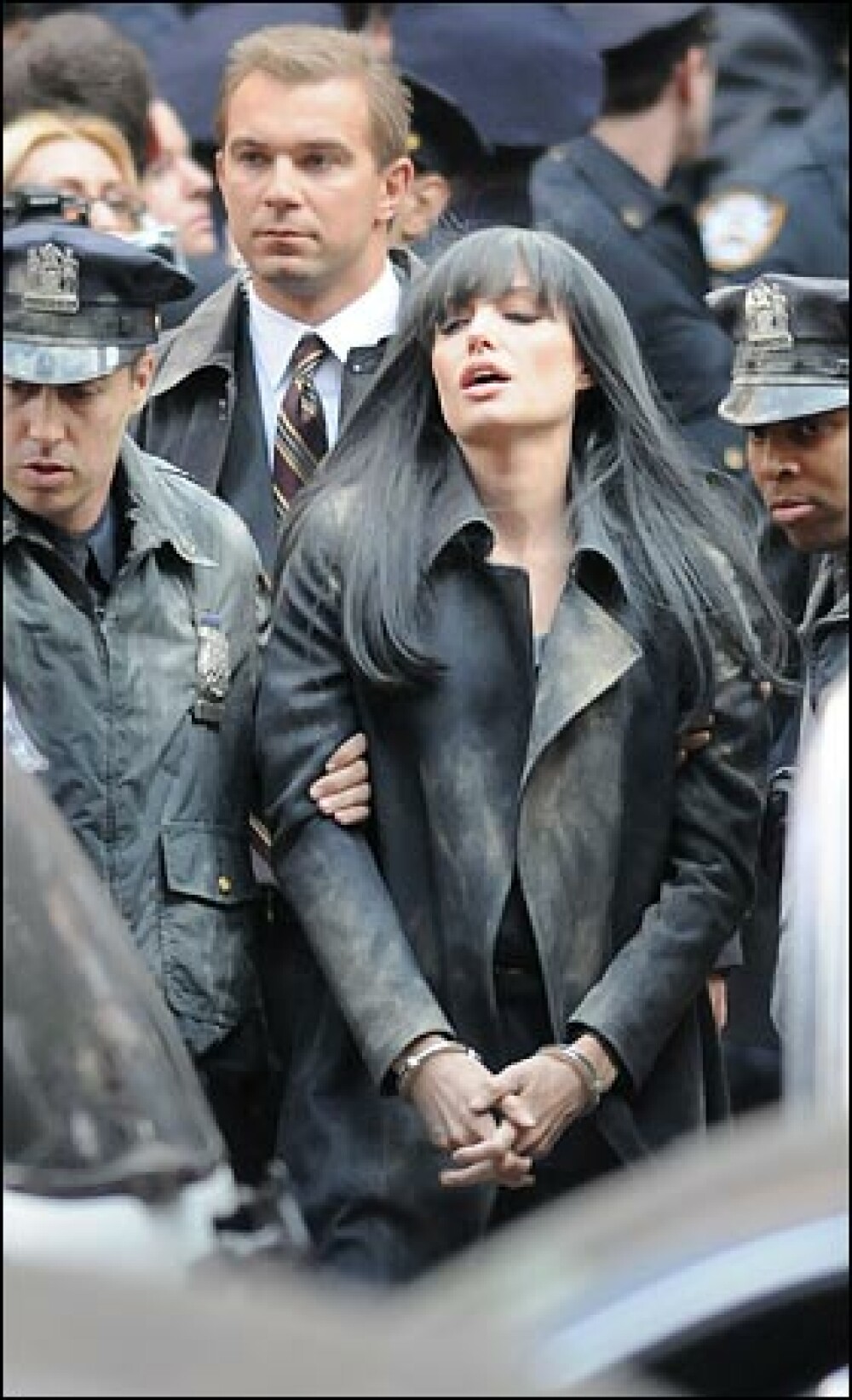 Angelina Jolie a fost arestata! - Imaginea 1