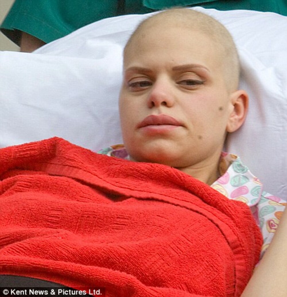 Vedeta TV Jade Goody a pierdut lupta cu cancerul - Imaginea 5
