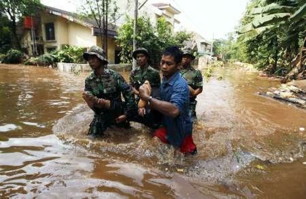 Inundatii devastatoare in Indonezia! Vezi aici imagini incredibile! - Imaginea 2