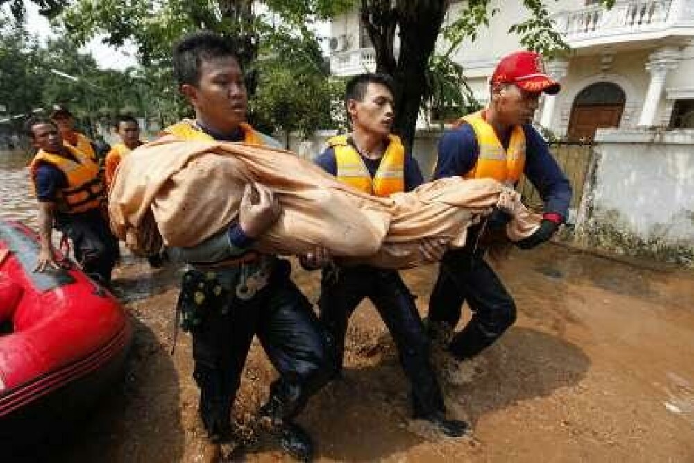 Inundatii devastatoare in Indonezia! Vezi aici imagini incredibile! - Imaginea 6