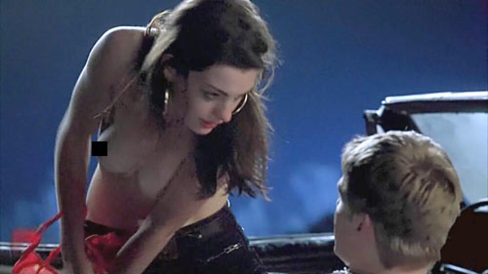 Anne Hathaway face sex oral in masina! Vezi cu cine - Imaginea 1