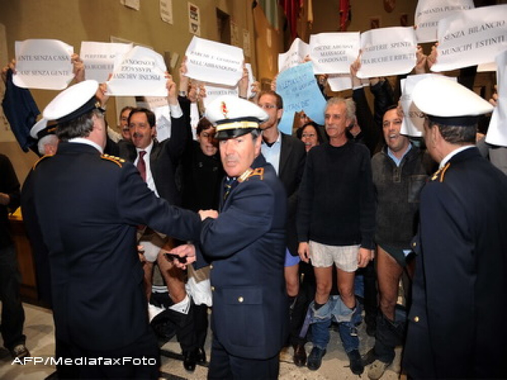 Protest in chiloti in fata primariei din Roma! - Imaginea 3
