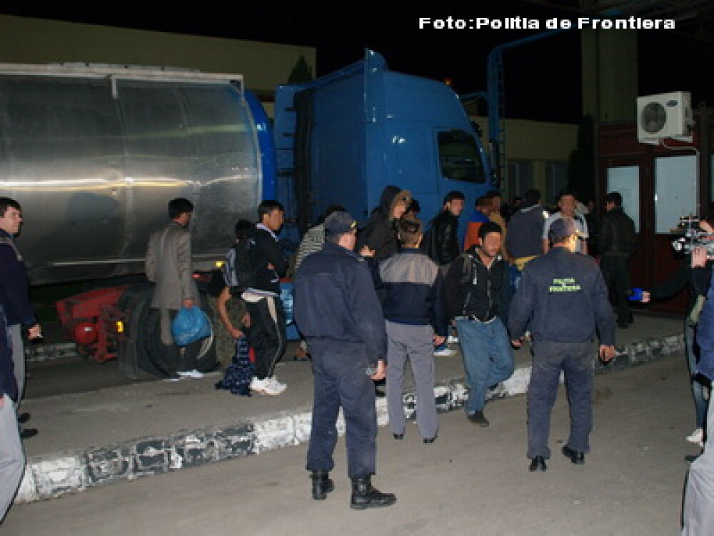 50 de afgani voiau sa fuga din Romania intr-o cisterna cu otet! Vezi FOTO - Imaginea 3