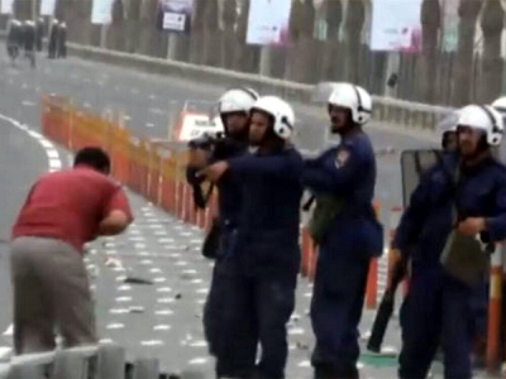 VIDEO socant din Bahrain.Un barbat e impuscat in fata cu gloante de cauciuc - Imaginea 1