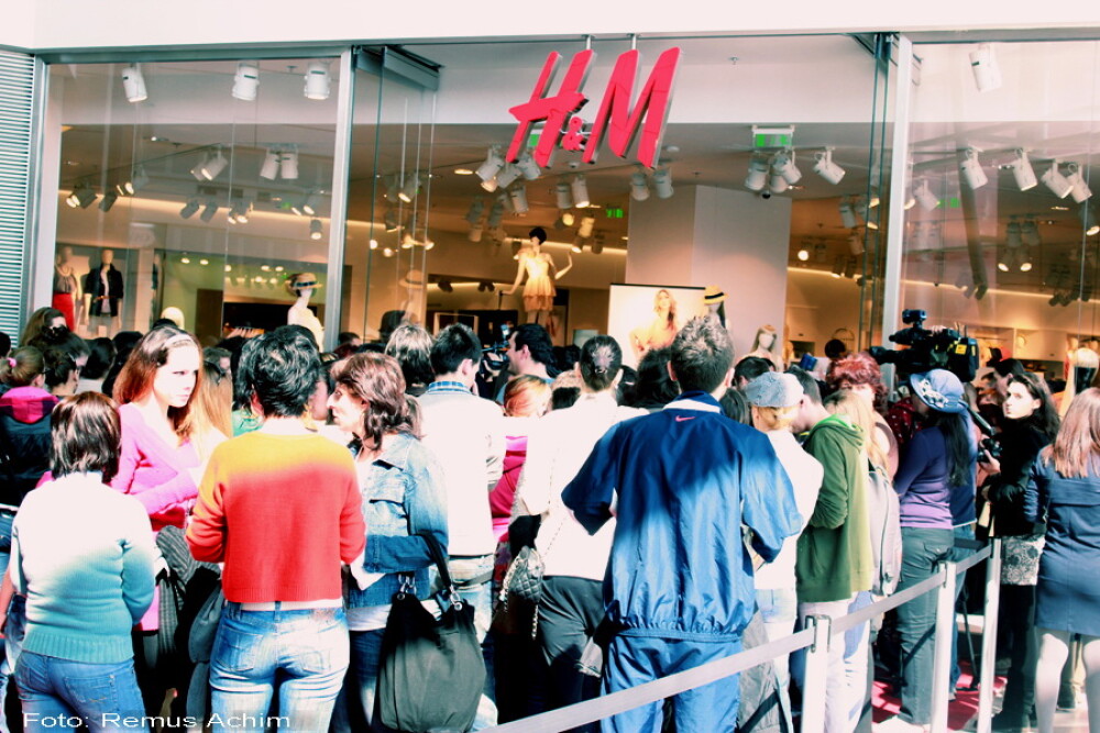H&M in Romania. La coada de la 06.00. S-au dat cupoane gratis. FOTO - Imaginea 1