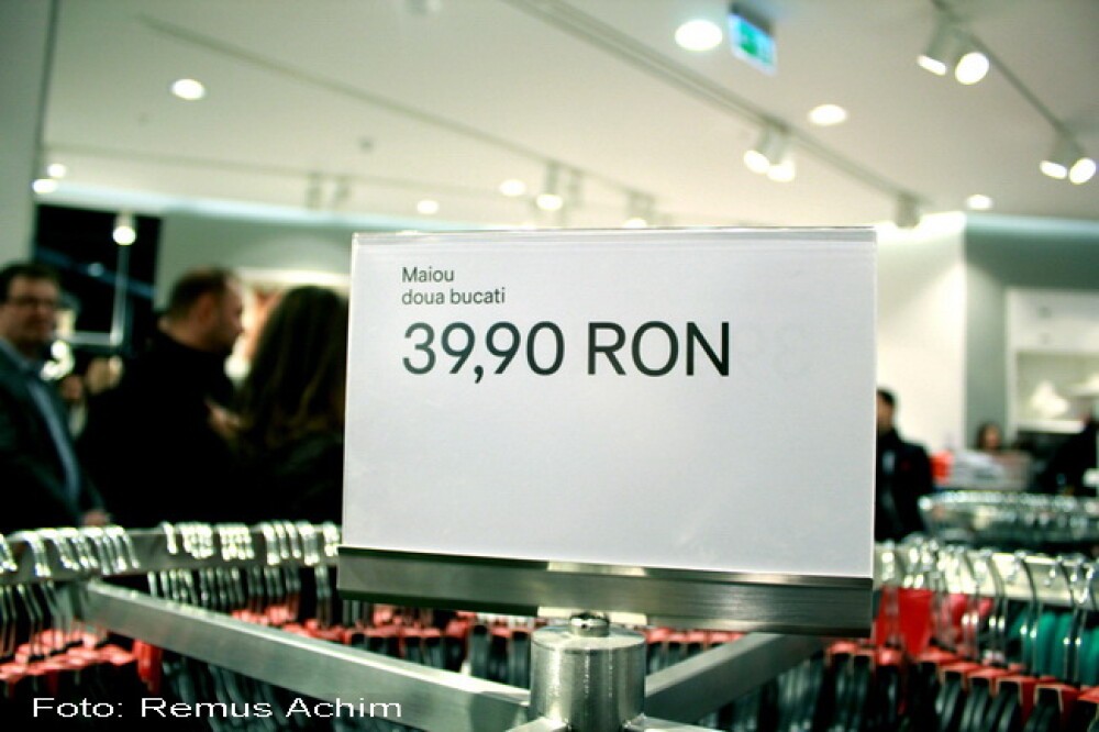 H&M in Romania. La coada de la 06.00. S-au dat cupoane gratis. FOTO - Imaginea 7