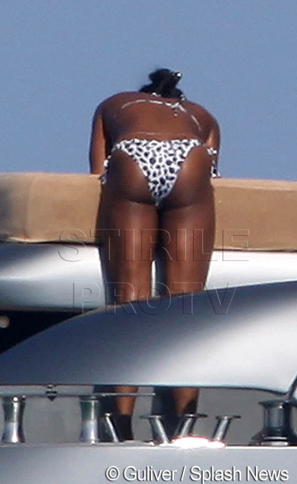 FOTO. Naomi Campbell isi arata posteriorul de pe un iaht de 5 mil. dolari - Imaginea 3