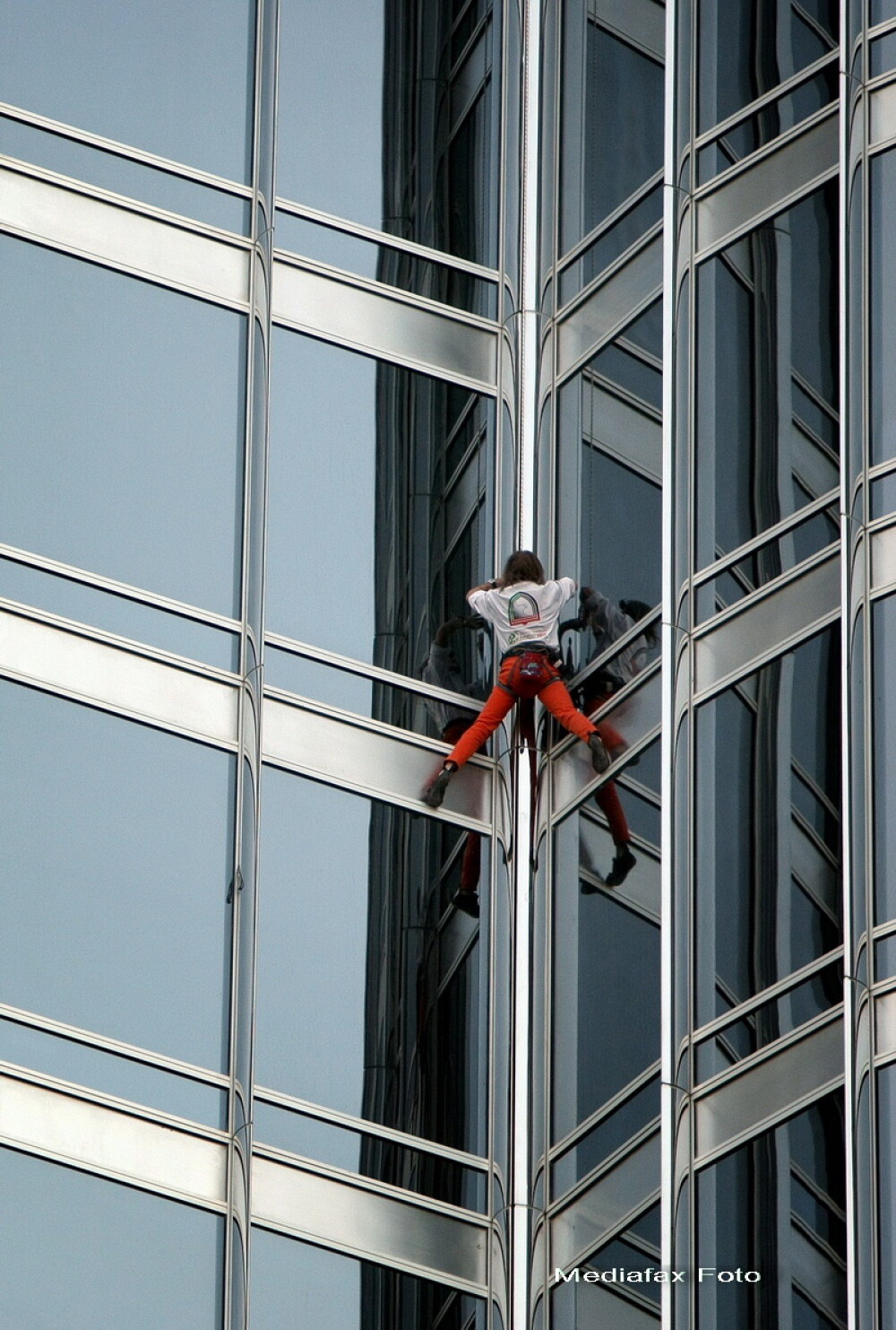 Spiderman a escaladat cea mai inalta cladire din lume. GALERIE FOTO - Imaginea 3