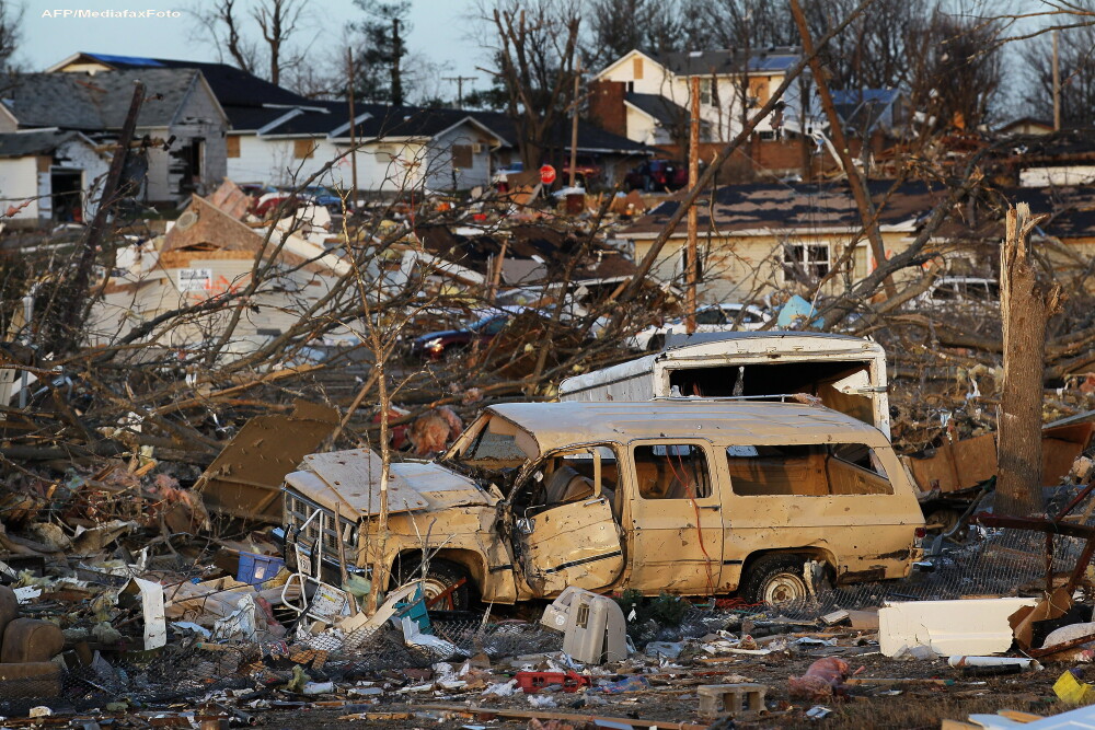 90 de tornade au facut prapad in SUA. Cel putin 36 de morti si pagube materiale uriase. VIDEO - Imaginea 1