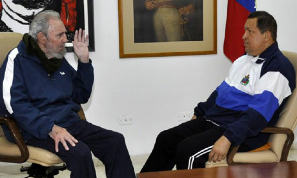 Hugo Chavez face poze cu Fidel Castro, dupa operatia de cancer. 