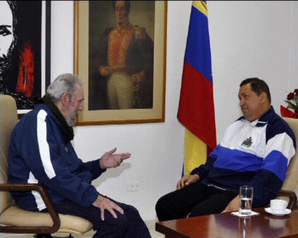 Hugo Chavez face poze cu Fidel Castro, dupa operatia de cancer. 