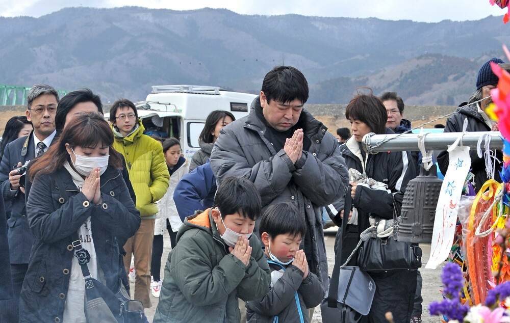 Ziua in care viata publica se opreste pentru a lasa loc de rugaciuni. Japonia nu isi uita victimele - Imaginea 1