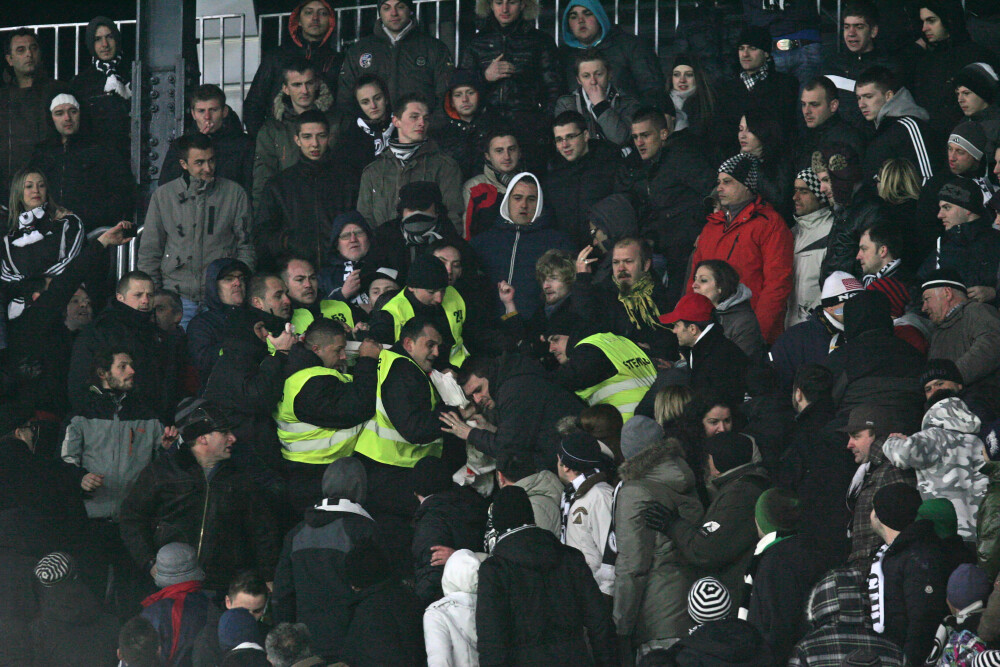 Clujul a scos batistele! Fanii clujeni au arborat pagina speciala din ProSport - Imaginea 1