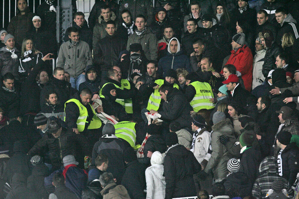 Clujul a scos batistele! Fanii clujeni au arborat pagina speciala din ProSport - Imaginea 3