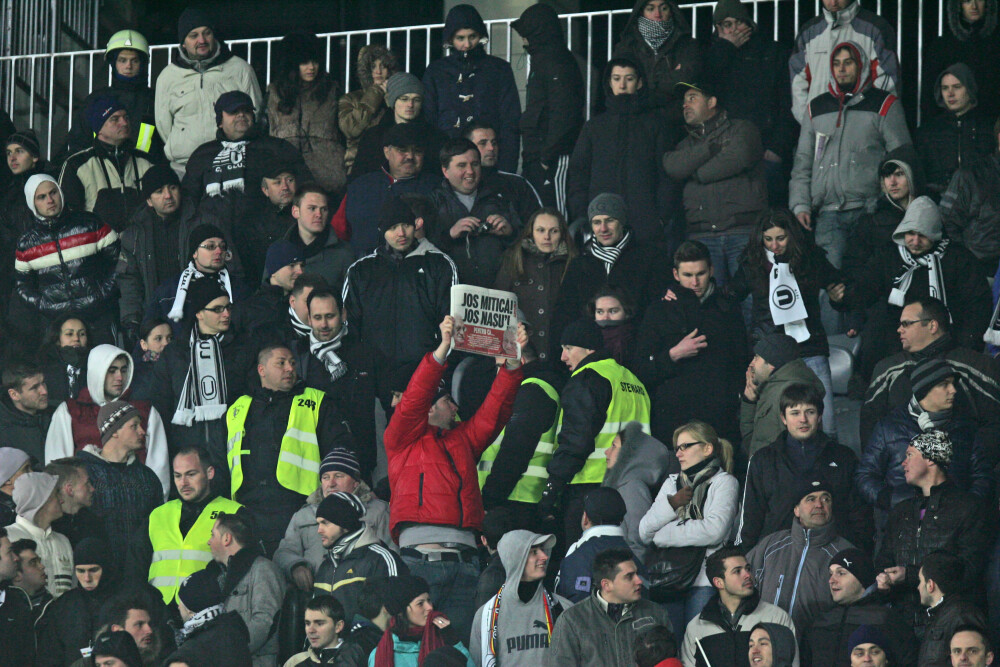 Clujul a scos batistele! Fanii clujeni au arborat pagina speciala din ProSport - Imaginea 4