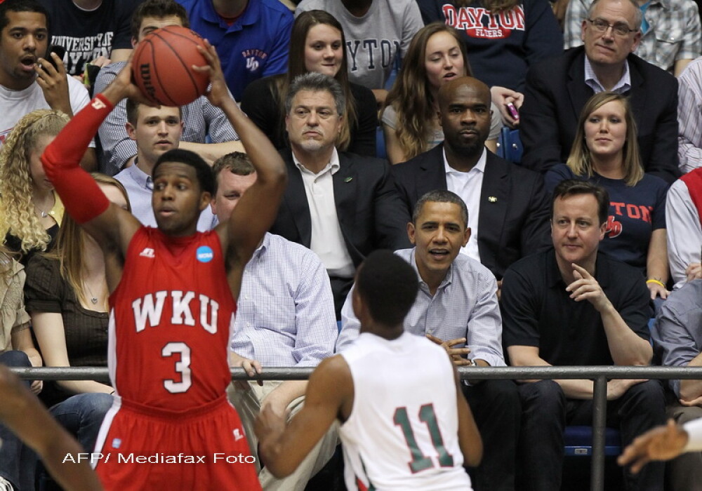 La un hotdog, in tribune, Obama si Cameron au schimbat pareri despre fotbal si baschet. FOTO - Imaginea 1