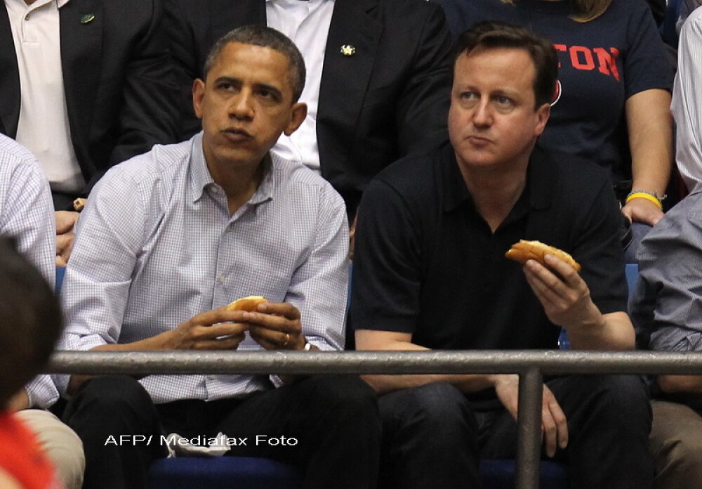 La un hotdog, in tribune, Obama si Cameron au schimbat pareri despre fotbal si baschet. FOTO - Imaginea 2