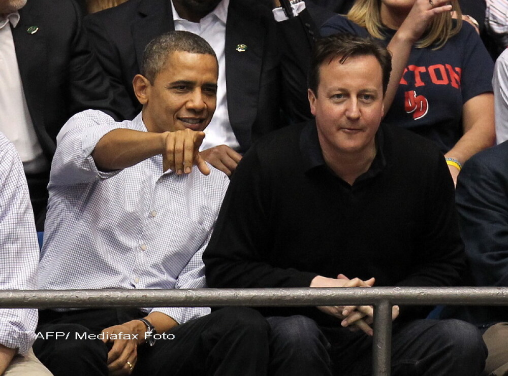 La un hotdog, in tribune, Obama si Cameron au schimbat pareri despre fotbal si baschet. FOTO - Imaginea 3