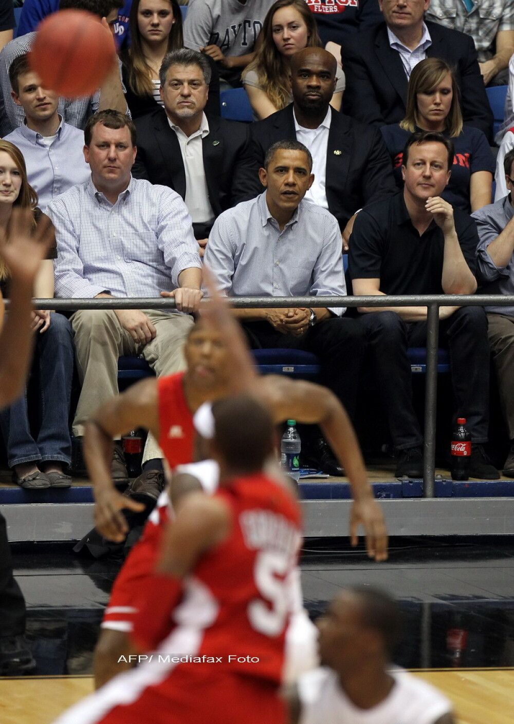 La un hotdog, in tribune, Obama si Cameron au schimbat pareri despre fotbal si baschet. FOTO - Imaginea 4