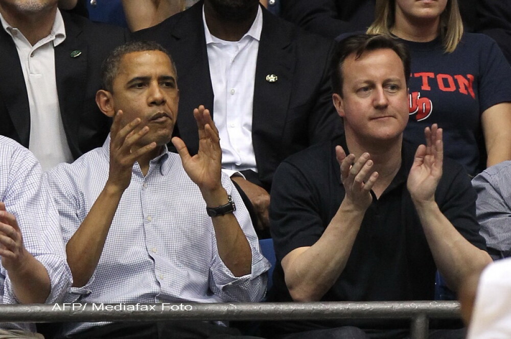 La un hotdog, in tribune, Obama si Cameron au schimbat pareri despre fotbal si baschet. FOTO - Imaginea 5