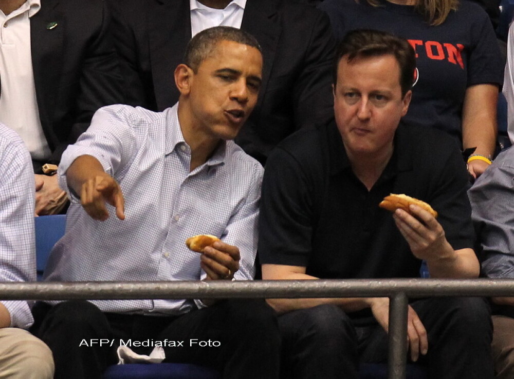 La un hotdog, in tribune, Obama si Cameron au schimbat pareri despre fotbal si baschet. FOTO - Imaginea 6