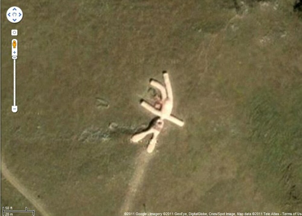 Lac de sange in Irak, chipul lui Isus pe camp. Cele mai ciudate imagini surprinse pe Google Maps - Imaginea 5