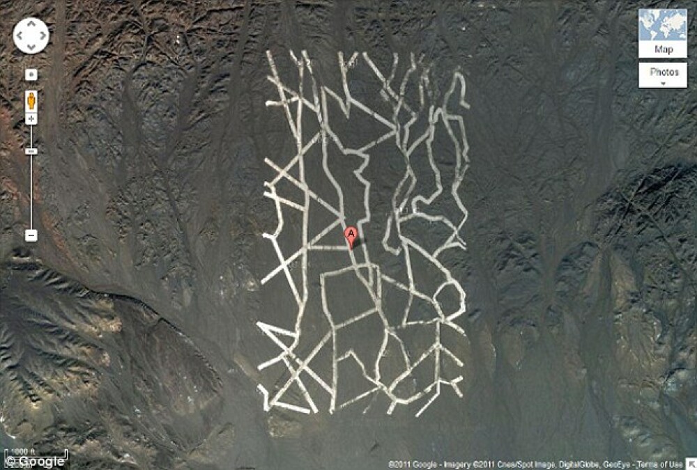 Lac de sange in Irak, chipul lui Isus pe camp. Cele mai ciudate imagini surprinse pe Google Maps - Imaginea 12
